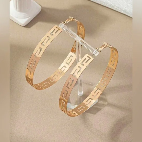 🛍️ Large Gold Geometric Hoop Earrings🛍️ - Picture 4 of 4